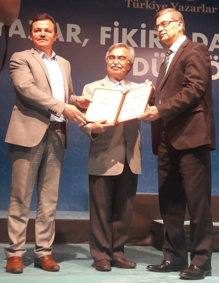 tybnin-yilin-yazar-fikir-adami-ve-sanatcilari-odulleri-sahiplerini-buldu-uyemiz-rifat-yoruk-biyografi-dalinda-2021-yilinin-en-iyi-yazari-secildi project cover image