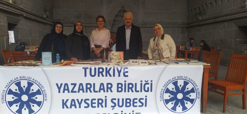turkiye-yazarlar-birligi-kayseri-subesi-kadin-uyelerinden-kitap-sergisi project cover image